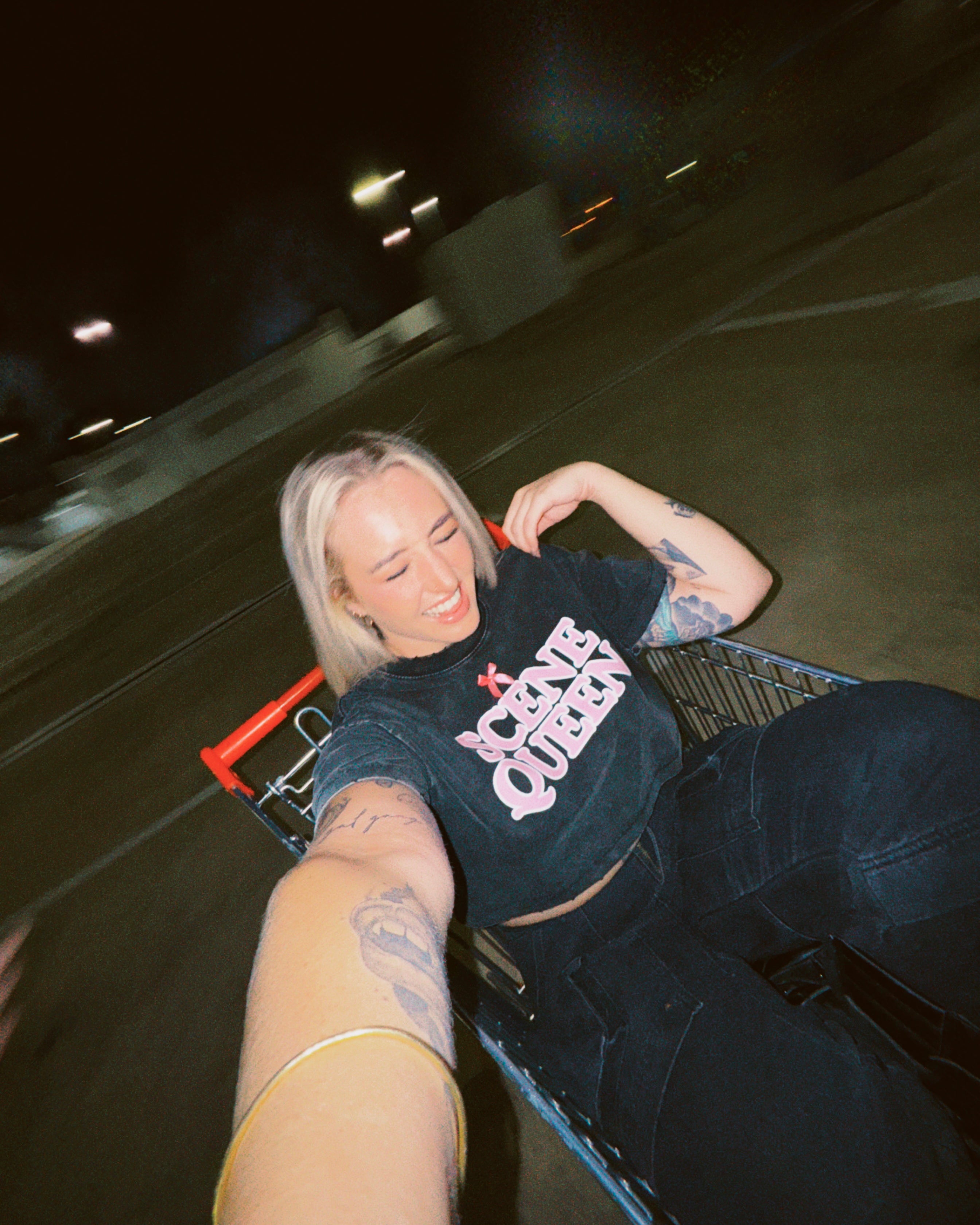 SCENE QUEEN CROP TEE